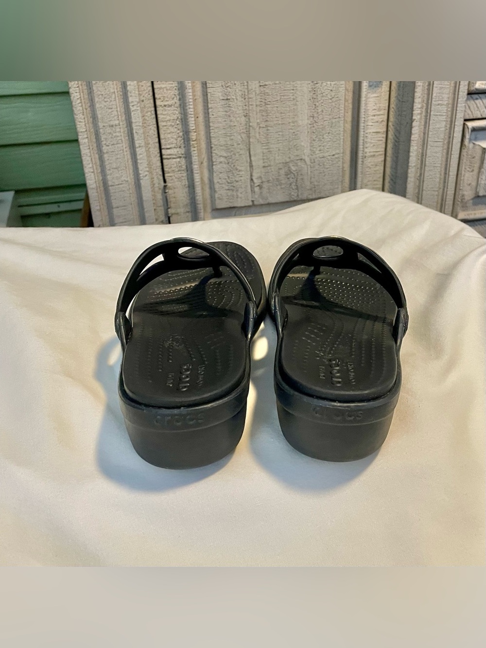 CROCS Sanrah Wedge - Silver Ring/Comfort/Flip~Flop - Women’s Sz 8 - Black/Silver - Picture 4 of 10